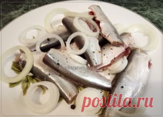 Маринованная салака Маринованная салака Это блюдо да под картошечку просто объедение, да еще когда знаешь, что салака приготовленна только что и лично вами, аж слюнки текут. Мариновать салаку прсто, начинаю мариновать…