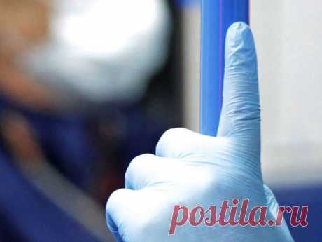 Россиян предупредили о риске заражения COVID-19 в перчатках При использовании перчаток в общественных местах следует соблюдать ряд правил, иначе риск заразиться коронавирусом сохраняется. Об этом предупредила заведующая кафедрой инфекционных болезней РУДН Гали