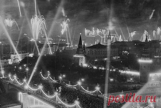 Москва. Салют Победы 9 мая 1945 года