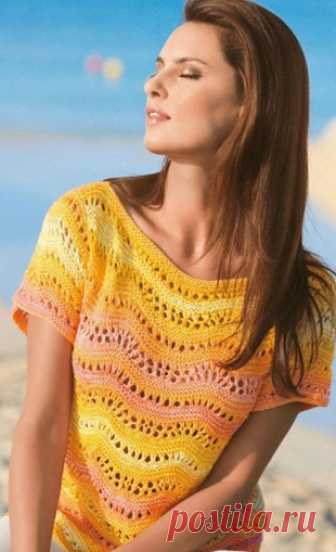 Солнечный топ волнистым узором спицами Топ из яркой пряжи солнечных оттенков связан спицами. Топ связан волнообразным узором горизонтального направления. Такой топ понравится Вам своей непринужденностью и легкостью. Спицы номер 4 и 5 позволят связать его очень быстро...