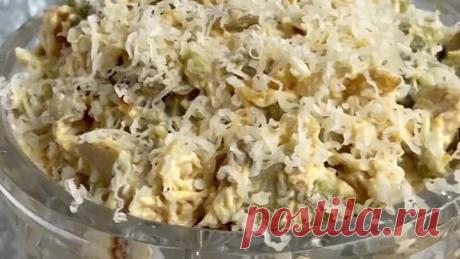 Салат с курицей, шампиньонами и маринованными огурчиками