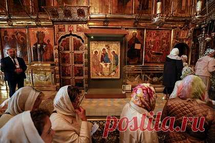 Икону «Троица» поместили в капсулу в центре храма Христа Спасителя. Икону «Троица» Андрея Рублева установили в капсулу в центре храма Христа Спасителя. Капсула будет обеспечивать необходимый режим влажности. Также в храме будут строго контролироваться условия, требуемые для сохранения православной святыни. А следить за ней будут сотрудники Третьяковской галереи.