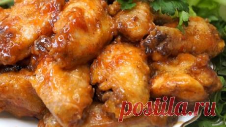 Настоящее объедение из куриных крылышек: за 30 минут и без возни Настоящее объедение из куриных крылышек можно приготовить всего за 30 минут в духовке. Готовится такое чудо очень просто и быстро: проще не придумаешь. Ингредиентов вам понадобится минимум: и они точно уже есть на вашей кухне – остается только крылышки купить. Получаются крылышки очень вкусными, ароматными, сочными и нежными. А если подавать их горячими, да еще и с соусом, приготовленным по нашему рецепту, то...