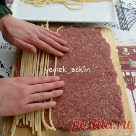 Esselamü aleyküm canlarım 🌹 Bugün oldukça farklı bir tarifim var.Beğenen elleriniz dert görmesin inşaallah kıymetlilerim😉

500 gram kıyma 
1 yumurta  tuz baharat
2-3 yemek kaşığı galeta unu  köfte malzemelerini güzelce yoğurup buzdolabında 1 -2 saat dinlendiriyoruz.  köfte malzemelerini güzelce yoğurduktan sonra elimizi suya batırarak inceltiyoruz  veya oklava yardımı ile açabiliriz.

Arası için 
Çeyrek paket fırın makarna 
Makarnayı haşladıktan sonra açtığımız köftenin ...