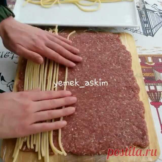 Esselamü aleyküm canlarım 🌹 Bugün oldukça farklı bir tarifim var.Beğenen elleriniz dert görmesin inşaallah kıymetlilerim😉

500 gram kıyma 
1 yumurta  tuz baharat
2-3 yemek kaşığı galeta unu  köfte malzemelerini güzelce yoğurup buzdolabında 1 -2 saat dinlendiriyoruz.  köfte malzemelerini güzelce yoğurduktan sonra elimizi suya batırarak inceltiyoruz  veya oklava yardımı ile açabiliriz.

Arası için 
Çeyrek paket fırın makarna 
Makarnayı haşladıktan sonra açtığımız köftenin ...