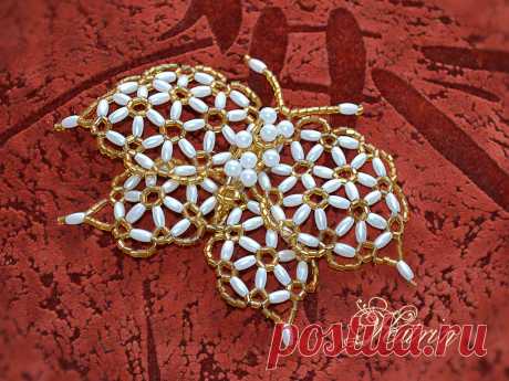 Брошь «Бабочка» ручной работы, выполнена из нежно бело-кремового и золотого бисера. Бусины крепятся на прочную леску, а каркас укреплен металлической проволокой, за счет этого данное изделие не теряет форму и выглядит объемно. Размер броши 11x8см, застежка -декоративная булавка. «Бабочка» будет актуальным и модным аксессуаром для Вашего платья, блузки, вязаных вещей. С таким украшением Ваш образ станет изысканным и стильным.