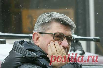 Сокуров объявил о завершении карьеры. Что сподвигло именитого режиссера уйти из профессии?. Режиссер Александр Сокуров объявил о завершении профессиональной карьеры. Он пояснил, что это произошло из-за запрета Минкультом России его фильма «Сказка». Кинодеятель признался, что сейчас не работает над новыми проектами и отметил, что уже три его работы нельзя демонстрировать в России.