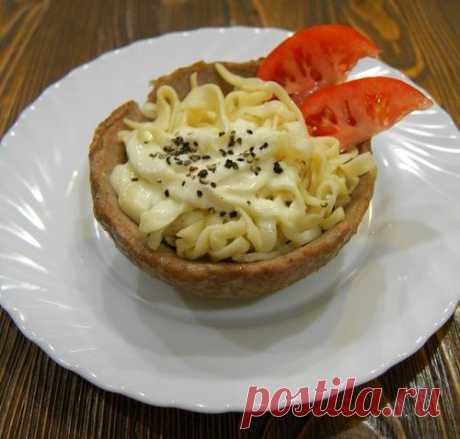 Домашняя лапша в мясной тарелке под сырно - сметанным соусом