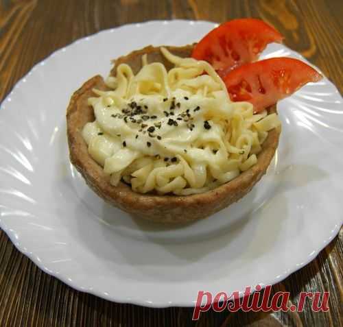 Домашняя лапша в мясной тарелке под сырно - сметанным соусом