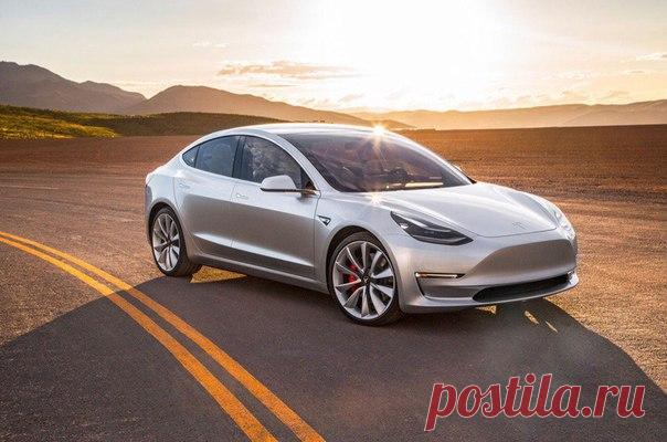 Tesla официально представила серийную версию электрокара Model 3. Будет две версии: Model 3 Standart с запасом хода 354 км и разгоном 0-97 км/ч за 5,6 с, а также «долгоиграющая» Model 3 Long Range с запасом в 500 км и разгоном за 5,1 с. Вместо ключа —смартфон, вместо приборки — планшет. Цена от $35 000.