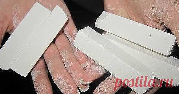 ВОТ ПОЧЕМУ Я ХРАНЮ КУСОЧЕК МЕЛА В ЯЩИКЕ СО СТОЛОВЫМИ ПРИБОРАМИ! 

Обычный мел - бесценное сокровище, если знать, как правильно его использовать. Кусочки мела можно обнаружить в разных частях моего дома: это очень практичный материал. 

Узнав скрытые свойства мела, ты обязательно воспользуешься ими! Каждая из этих идей заслуживает внимания. Особенно полезно узнать про белые воротнички! 
Как использовать мел 

1. Мел против жирных пятен 
Свежее жирное пятно исчезнет быстро, ...
