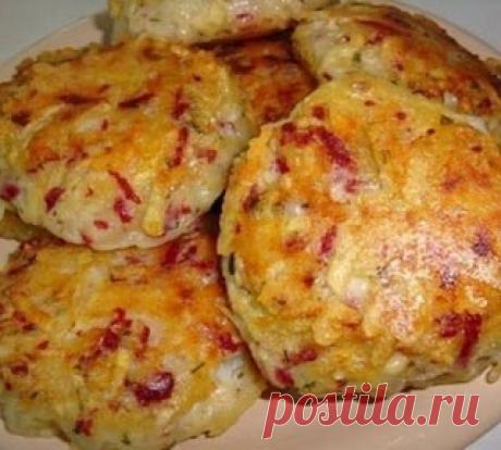 МУЖ ЗАЦЕЛУЕТ ВАС ЗА ЭТУ ВКУСНЯТИНУ !!!
========================================= Драники с ветчиной, сыром и зеленью
Ингредиенты: -картофель - 6 шт. -луковица - 1 шт. -ветчина / любые колбасные
изделия - 200 гр. -сыр твёрдый - 200 гр. -яйца - 2 шт. -укроп -мука - 4 ст.л.
-соль -перец -масло растительное Приготовление: 1. Лук, ветчину, картофель и
сыр натереть на крупной тёрке. 2. Добавить яйца, муку, измельчённый укроп.
Посолить. Поперчить. Хорошо перемешать. 3. Выложить массу на сковороду с
пом