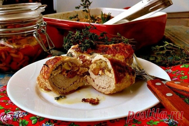 Крученики с опятами

Ингредиенты:

Свинина (биточное мясо) — 800 г
Лук — 1-2 шт.
Филе куриное запеченное — 100 г
Опята маринованные — 150 г
Сливки молочные — 500 мл
Тимьян — 1-2 веточки
Розмарин — 1-2 веточки
Соль — по вкусу
Перец черный — по вкусу
Тмин — по вкусу

Приготовление:

1. Приготовить начинку. Лук нарезать мелко и обжарить до прозрачности. В жареный лук добавить мелко нарезанное запеченное куриное филе. Добавить маринованные опята, посолить, поперчить, приправит...