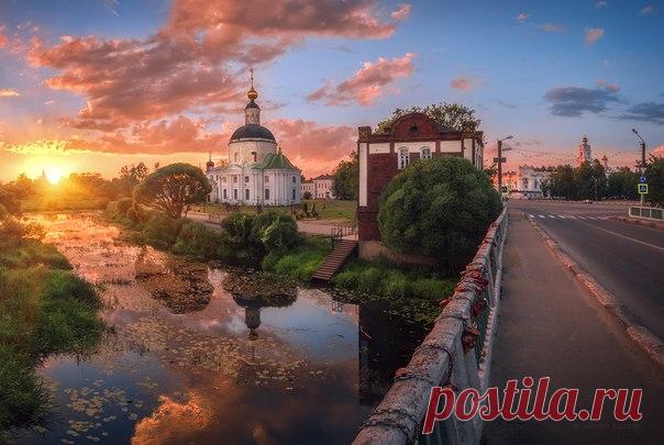 Вечерний город Вязьма, Смоленская область. Автор фото — Александр Кукринов: nat-geo.ru/photo/user/208171/