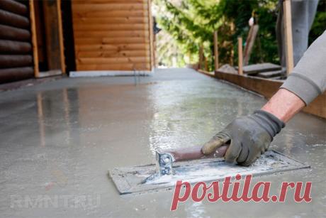 Бетонная отмостка вокруг дома своими руками: пошаговая инструкция Отмостка вокруг дома выполняет больше не декоративную функцию, она защищает грунт возле фундамента от намокания и неравномерного размягчения. В устройстве отмостки есть свои хитрости и технические требования, которыми мы поделимся с читателями в нашем сегодняшнем обзоре.