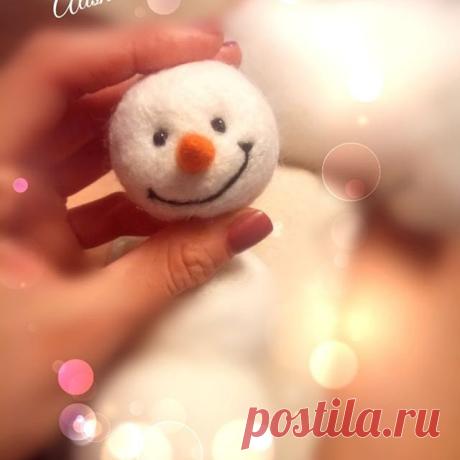 На носу новый год,а нашей зиме не хватает снега...🌨 И снеговиков ❄ 😋
#валяние #валяниеизшерсти #ручнаяработа #игрушка #фильцевание #брошь #валяшка #валянаяброшь #валянаяигрушка #снеговик #smallwoolenanimals #alisha #handmade