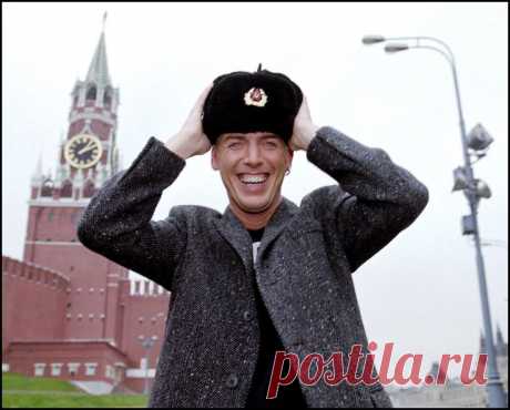 Счастливый солист группы «Scooter» Эйч Пи Бакстер примеряет подарок от поклонников в 2025 г | Большие фото, Исторические фотографии, Фотографии