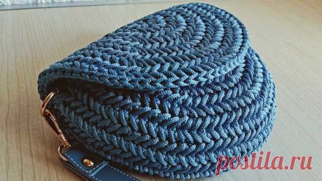 شنطة كروشيه بغرزة عضم الرنجة نصف دائرية شكل مميز وأنيق شنطة كروشيه بغرزة ال herringbone المميزة باترون كروشيه لتصميم متداول بيتم شرحه بالتفصيل للمرة الاولى في المحتوى العربي والأجنبي تم تنفيذ التصميم بخيط السلسلة...