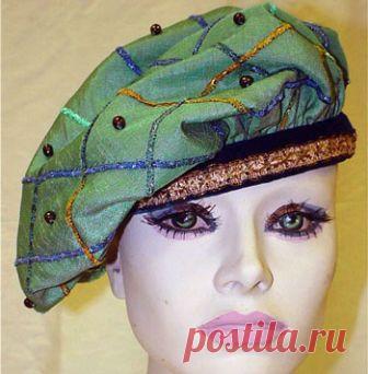 2 выкройки беретов и советы по пошиву 
Для завершения женского костюма часто не хватает головного убора - берета или кепи. А подчас, берет становится и основным украшением всего ансамбля костюма.Купить готовый берет довольно сложно, поско…