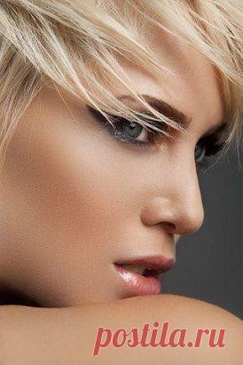 Порой мне кажется,что жизнь перевернулась
Друзья забыли,а удача отвернулась...
И непонятно,отчего змея кусает,
А это жизнь,тебя на прочность проверяет.