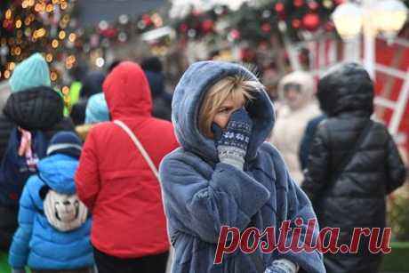 Москвичей предупредили об опасных погодных явлениях. В Москве 10 и 11 января ожидаются сильный снег, метель, гололедица и порывы ветра до 18 метров в секунду. Об опасных погодных явлениях предупредили жителей столицы в Главном управлении МЧС России. В ведомстве призвали москвичей парковать автомобили вдали от деревьев и не оставлять детей без присмотра.