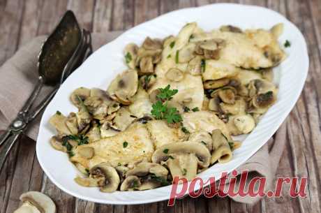Куриный шницель с грибами.
Ароматные тонкие кусочки куриной грудки, обжаренные с шампиньонами, чесноком и петрушкой.