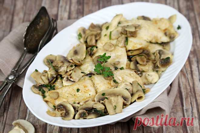 Куриный шницель с грибами.
Ароматные тонкие кусочки куриной грудки, обжаренные с шампиньонами, чесноком и петрушкой.