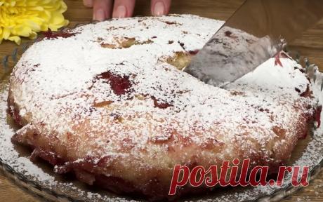 Знаменитый клубничный торт с 1 яйцом. Рецепт без духовки: вкусно и быстро Клубничный торт — это десерт, который любят во всём мире. Он сочетает в себе сладость и кислинку, создавая неповторимый вкус. История этого торта уходит корнями в далёкое прошлое, когда клубника была доступна только богатым людям. Первые упоминания о клубничном торте можно найти в кулинарных книгах XVIII века. Тогда он представлял собой пирог с клубникой, залитый […]