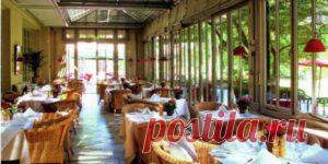 Ресторанные новости Баден-Бадена | РЕСТОРАННЫЙ БИЗНЕСС Перед самым Баден-Баденом машина ныряет в туннель, который устроили специально для того, чтобы оставить центр тихим и чистым, и выезжает из него возле самого отеля. За секунду, что я разглядываю благородный особняк XIX века, лимузин испаряется, мои вещи уносят внутрь, а консьерж Герхард Винклер витиевато приветствует меня по-русски. Он здесь лучший ученик, а русский учит весь персонал отеля, уже владеющий английским, французским, итальянским