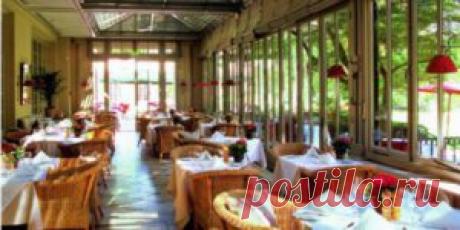 Ресторанные новости Баден-Бадена | РЕСТОРАННЫЙ БИЗНЕСС Перед самым Баден-Баденом машина ныряет в туннель, который устроили специально для того, чтобы оставить центр тихим и чистым, и выезжает из него возле самого отеля. За секунду, что я разглядываю благородный особняк XIX века, лимузин испаряется, мои вещи уносят внутрь, а консьерж Герхард Винклер витиевато приветствует меня по-русски. Он здесь лучший ученик, а русский учит весь персонал отеля, уже владеющий английским, французским, итальянским