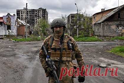 Российский военкор рассказал об обстановке в Артемовске. Бойцы ЧВК «Вагнер» продолжают наступать в западной части Артемовска, идут бои за многоэтажные здания. Военкор RT Мурад Газдиев побывал на позициях штурмовиков в разрушенном доме, прямо напротив которого продолжаются бои с украинскими военными — сражение идет в десятках метров от постройки.