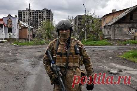 Российский военкор рассказал об обстановке в Артемовске. Бойцы ЧВК «Вагнер» продолжают наступать в западной части Артемовска, идут бои за многоэтажные здания. Военкор RT Мурад Газдиев побывал на позициях штурмовиков в разрушенном доме, прямо напротив которого продолжаются бои с украинскими военными — сражение идет в десятках метров от постройки.