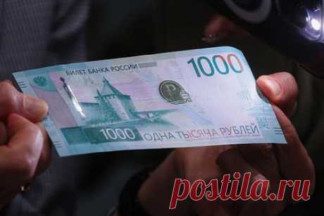 В России остановили выпуск скандальной купюры в 1000 рублей. Как православные активисты добились этого?. Центробанк приостановил выпуск новой купюры номиналом 1000 рублей, на которую пожаловались православные активисты. В регуляторе пообещали доработать дизайн и подчеркнули, что новые деньги еще не поступили в широкое обращение. Ранее представители РПЦ возмутились изображением на банкноте бывшего храма без креста.