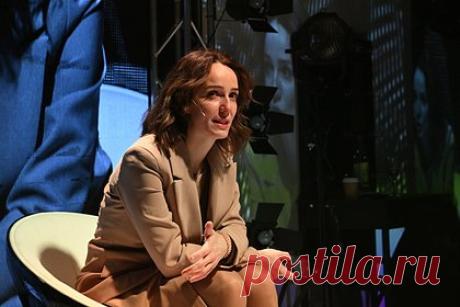 Партнерша Костомарова рассказала о первом за долгое время разговоре с фигуристом. Партнерша олимпийского чемпиона в танцах на льду Романа Костомарова по проекту «Ледниковый период», актриса Валерия Ланская рассказала о первом за долгое время разговоре со спортсменом. «Меня чуть-чуть оттюнингуют, и я снова буду работать», — передала слова Костомарова актриса.