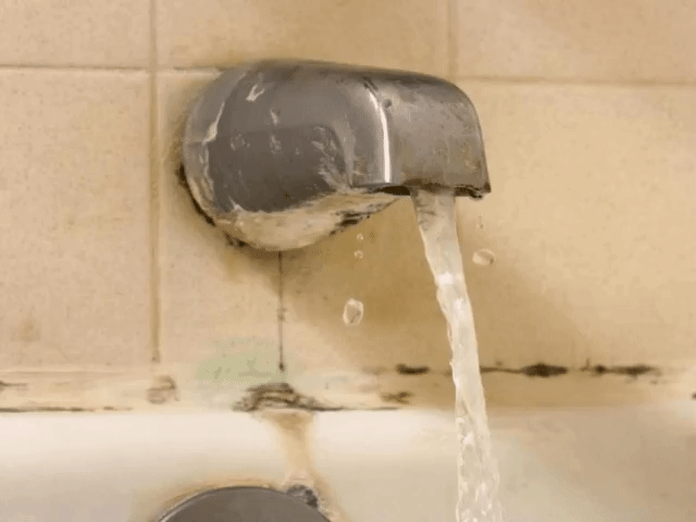 Домашние рецепты для уничтожения грибкового налета в ванной 
Грибок в ванной появляется, как правило, сначала в углах: на полу или потолке. Споры этих микроорганизмов быстро распространяются по помещению, поэтому от первых проявлений размножения болезнетворных бактерий до появления на различных поверхностях обширных пятен черной плесени проходит совсем немного времени.
уничтожение грибка в ванной
Как только на потолке, сантехнике, трубах или плитке появилось небольшое черное пятнышко, нужно н