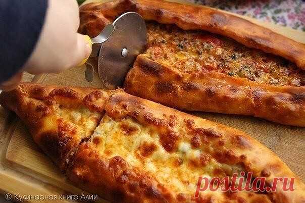 ПИЦЦА ПО-ТУРЕЦКИ 
(Пиде)

Ингредиенты:

стакан 250 мл

Для теста:
 2 яйца комнатной t
 1/3 ст. раст. масла
 2 ст.л. натур. йогурта (с большооооой горкой) комнатной t
 0,5 ст. теплой воды
 пачка сухих дрожжей (11 г)
 2 ч.л. сахара
 соль
 мука (сколько возьмет)

Для начинки:
 500 г фарша
 лук репчатый - 2 шт (средних)
 перец зеленый - 3 шт
 перец красный - 1 шт
 перец чили - по вкусу
 чеснок - 3 зуб.
 соус из красного болгарского перца - 1 ст.л. (можно заменить томат-пастой)...