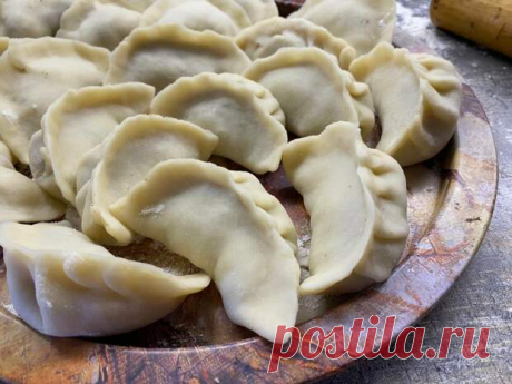 (48) "Деревянные" вареники по-вятски.  Вкусно так, что невозможно оторваться - Будет вкусно - 10 января - 43735763543 - Медиаплатформа МирТесен Идею приготовления вареников по этому рецепту подсказала в комментариях одна из подписчиц. В Сибири тоже готовят вареники из сырой картошки, только вместо сала там соленые грузди или рыжики. Это безумно вкусно. Но сегодня я решила опробовать именно вятский рецепт. И получилось очень вкусно. Почему - 10 января - 43735763543 - Медиаплатформа МирТесен