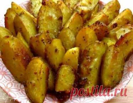 Картошка по-селянски или по-деревенски — простое сытное и вкусное блюдо из картофеля, великолепный гарнир ко многим продуктам. Очень вкусно сочетается с сырным соусом.