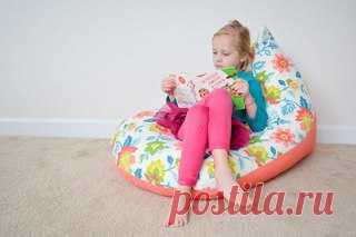 Кресло-мешок 

Вам понадобится: 
- 2 куска крепкой ткани размером 115х82 см; 
- молния размером 56 см; 
- 100 литров наполнителя для кресел. 

Возьмите ткань и поверните оба куска лицевой стороной один к другому. Сшейте их по бокам с помощью зигзагообразного шва. Согните вдвое материал и отмерьте 15 см с одной стороны длинного края. Отрежьте по полукругу лишнюю ткань. Сшейте ткань по полукруглой стороне. Прикрепите молнию к мешку. Прошейте свободную часть ткани. Выверните ...