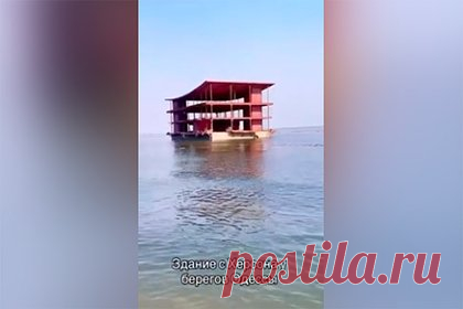 Многоэтажное здание приплыло к берегам Одессы из Херсона. Появилось видео с многоэтажным зданием, которое приплыло к берегам Одессы из Херсона, после разрушения Каховской гидроэлектростанции (ГЭС). «Последствия наводнения: из Херсона к берегам Одессы приплыло многоэтажное здание», — сказано в публикации. На видео можно заметить трехэтажную постройку, плывущую по волнам.