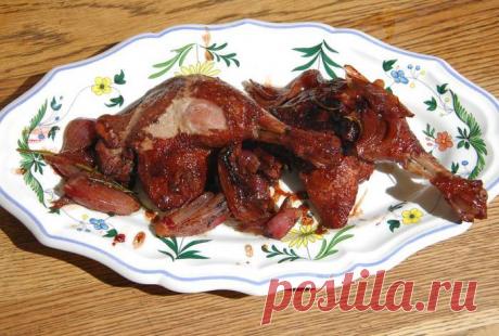 Утиные ножки в красном вине с бальзамическим уксусом и розмарином | Foodbook.su Я вообще фанат лука и чеснока, а здесь именно от них зависит сочность утиного мяса!