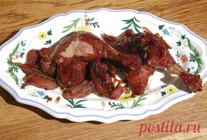 Утиные ножки в красном вине с бальзамическим уксусом и розмарином | Foodbook.su Я вообще фанат лука и чеснока, а здесь именно от них зависит сочность утиного мяса!