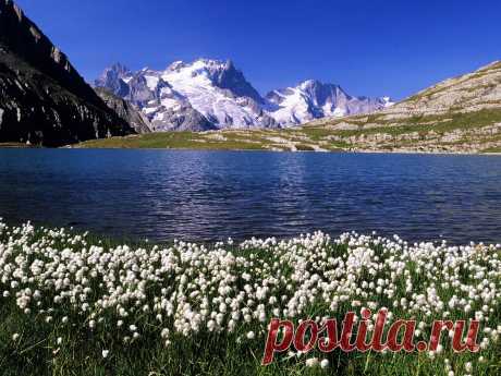 Горное озеро - на рабочий стол - горы лучшие обои на рабочий стол скачать