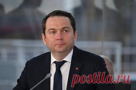 Раскрыты данные о спасшем российского губернатора командире ОМОНа. Росгвардеец, спасший от преступника губернатора Мурманской области Андрея Чибиса, является ветераном боевых действий и участником специальной военной операции (СВО) на Украине. Об этом заявил депутат Госдумы Александр Хинштейн. По его словам, проявивший отвагу и мужество силовик — командир отделения роты ОМОН.