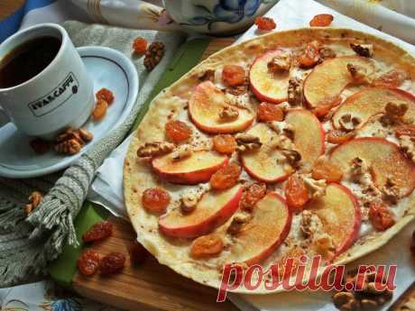 Яблочная «пицца» | Foodbook.su Такую десертную "пиццу" можно приготовить за пару минут на завтрак! Нужна только микроволновка. P.S. Творожный сыр можно заменить жирной сметаной или пастообразным творогом. Фрукты используем любые.