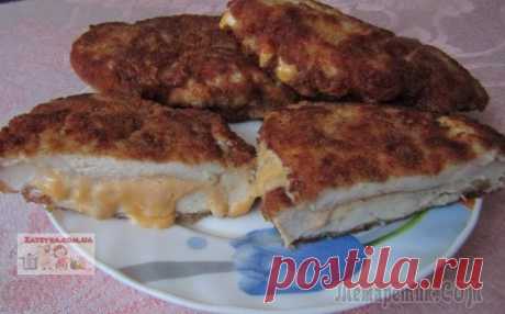 Куриные отбивные с сыром Нежные и очень вкусные куриные отбивные с нежным сыром подойдут как для повседневного обеда, так и для праздничного стола. Это нежное блюдо непременно понравится всем. Приготовим! Ингредиенты:— 2 круп...