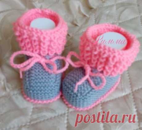 Вязаные спицами пинетки. Работы Риммы
Размер пинеток: от 3 до 9 месяцев. Спицы №3.
Описание пинеток:
Вяжем подошву для пинеток . Набрать 39 п. 1, 3, 5, 7, 9 ряд – все лицевые. 2 ряд – кр.,1 лиц., накид , 17 лиц., накид, 1 лиц., накид. 17 лиц., накид, 1 лиц., кр. 4 ряд – кр., 2 лиц., накид , 17 лиц., накид, 3 лиц., накид. 17 лиц., накид, 2 лиц., кр. 6 ряд – кр., 3 лиц., накид, 17 лиц., накид, 5 лиц., накид. 17 лиц., накид, 3 лиц., кр. 8 ряд- кр., 4 лиц., накид ,17 лиц., накид, 7 лиц., накид. 17