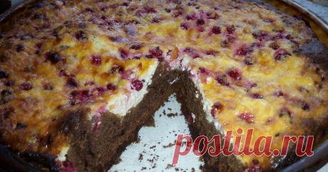 Шоколадный пирог с красной смородиной Утонченный, изысканный вкус, напоминающий брауни, сочность и кислинка смородины, аромат шоколада, шелковистая текстура – в общем, словами не передать и сотой доли вкусноты этого шоколадно-смородинового пирога.