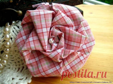 Мастер-класс по текстильным розочкам Мастер-класс по текстильным розочкамМожно использовать, например,&nbsp;для украшения сумки.