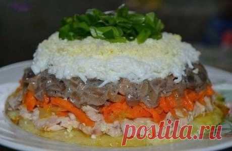 Топ-5 вкуснейших салатов
1. Салат с семгой 
Ингредиенты:
● соленая семга — 400 гр
● твердый сыр — 200 гр
● отварной картофель — 3 шт.
● вареные яйца — 3 шт.
● яблоки — 3 шт.
● лук — 3 луковицы, масло растительное для обжарки лука.
● майонез — 300 гр
● красная икра для украшения салата — 150 гр
● листья салата — для украшения
Приготовление:
1. Натираем на крупной терке отварной картофель.
2. Яйца разделяем на белки и желтки и тоже натираем на терку отдельно белки от желтков.
3. Лук чистим, на